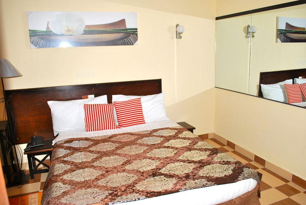 Hotel Yaahot à Yaoundé Extérieur photo