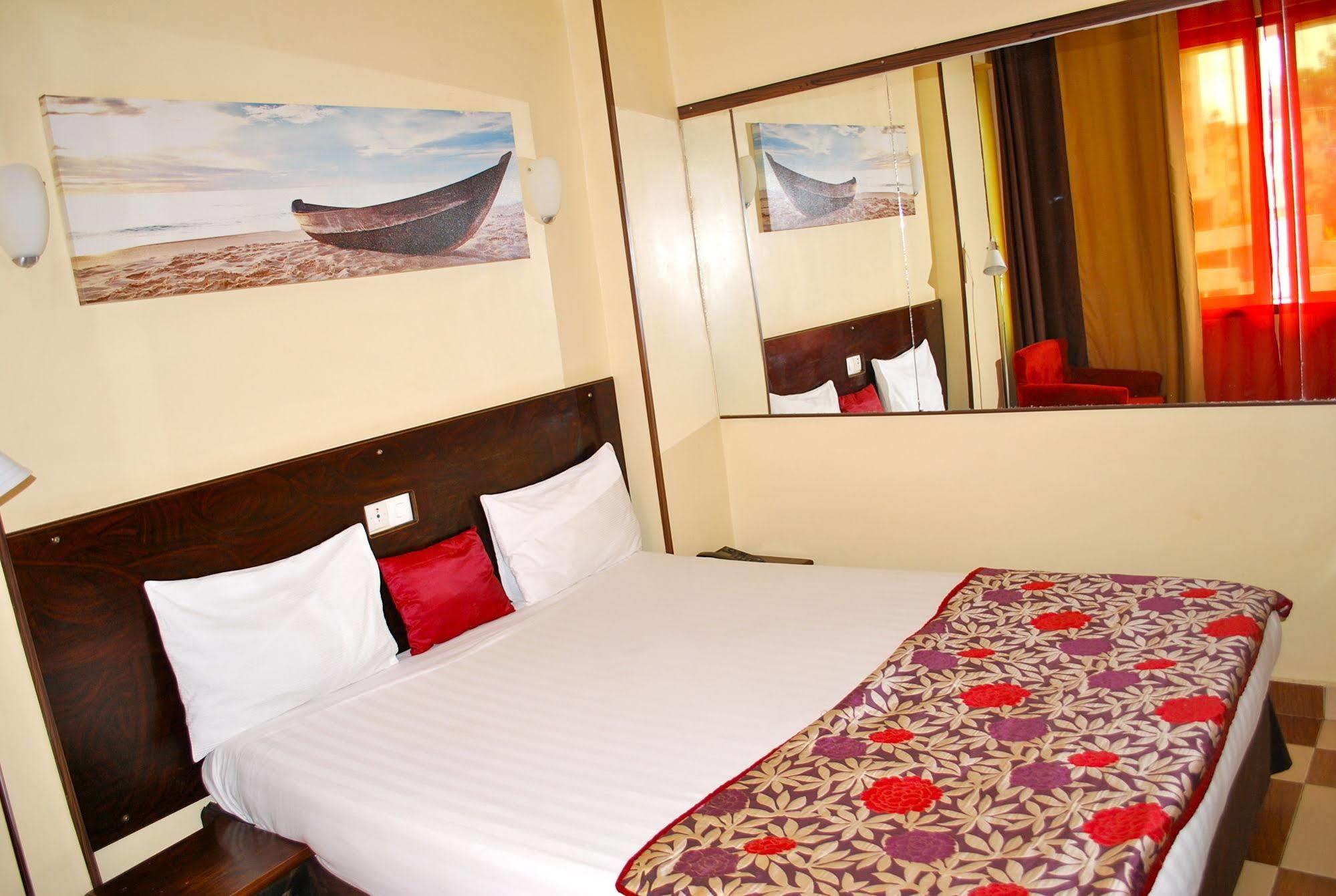 Hotel Yaahot à Yaoundé Extérieur photo