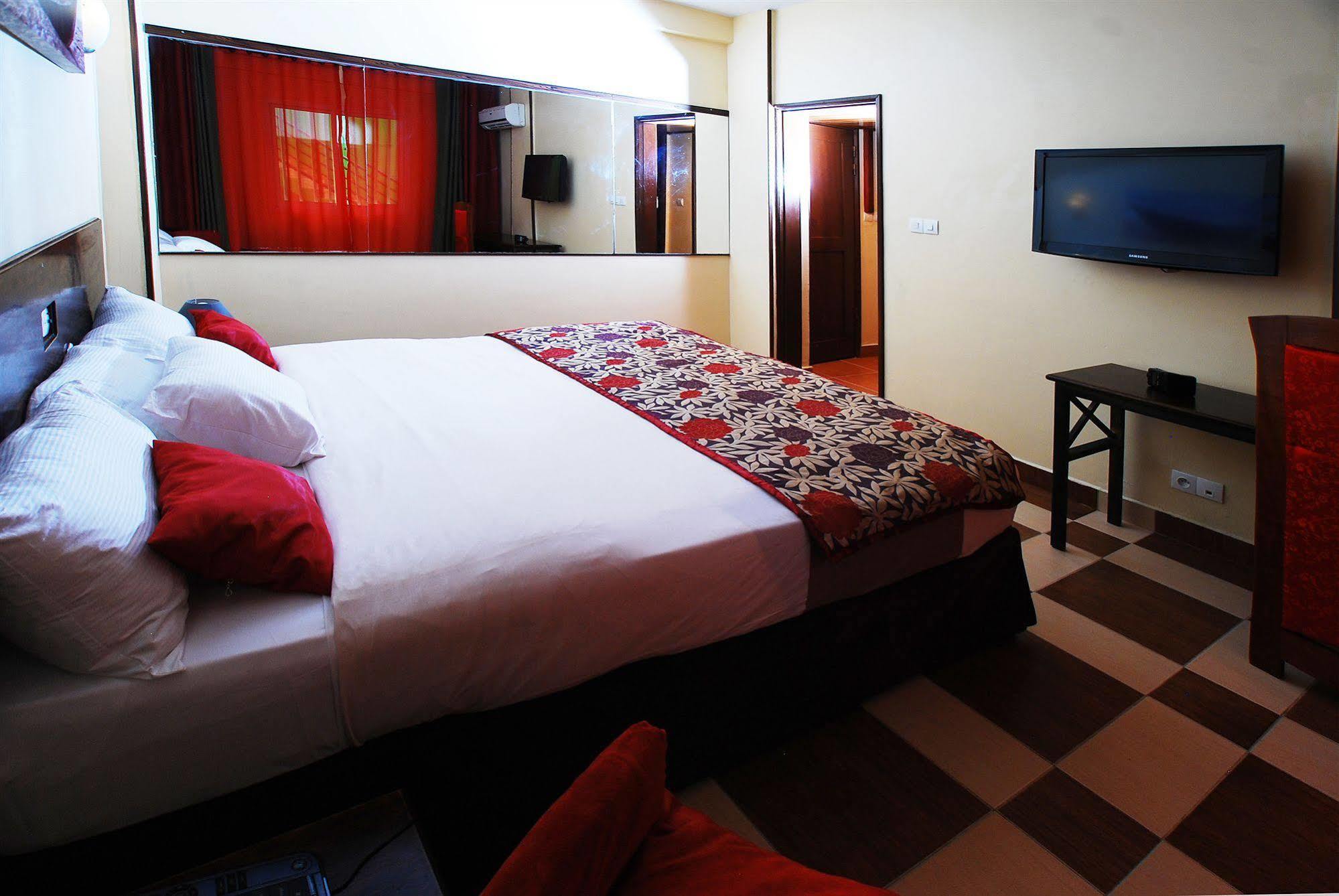 Hotel Yaahot à Yaoundé Extérieur photo